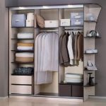 تخزين الملابس في الداخل