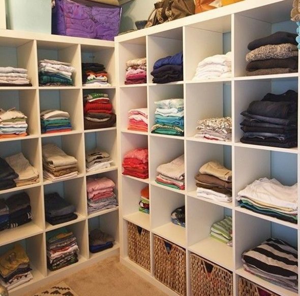 خزانة مع أرفف