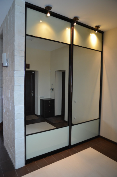 خزانة ملابس مع أبواب عريضة عاكسة