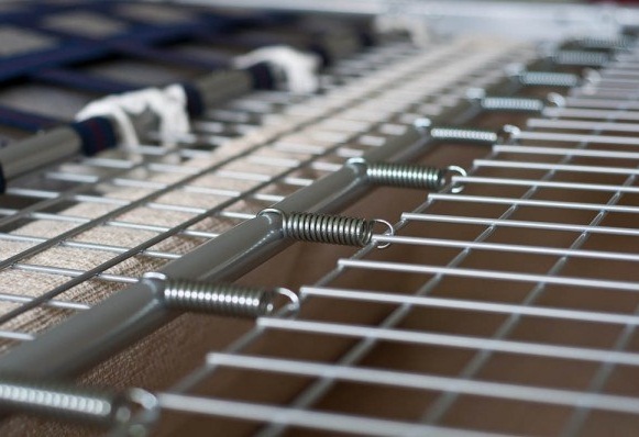 الينابيع صرير في الأثاث المنجد