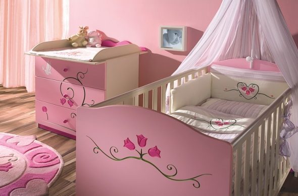 خياطة مظلة للفتاة على السرير