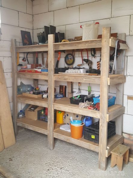 رف في مرآب المنصات