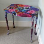 الجدول لاصق بقطعة قماش مع الزهور