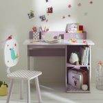 كرسي المدرسة البيضاء