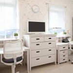 كرسي المدرسة البيضاء