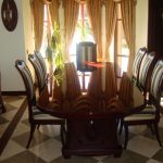 كراسي خشبية وطاولة