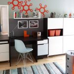 كراسي لأطفال المدارس في الغرفة