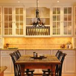 رف طبق في خزانة المطبخ