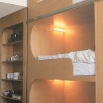 سرير من ثلاث طبقات في مكانه