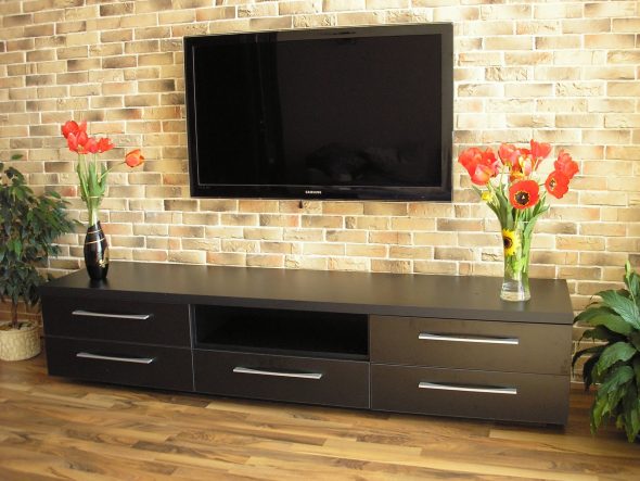 قاعدة التمثال في الداخل