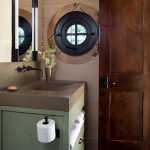 طاولة بجانب السرير تحت الحوض