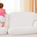 إزالة البقع والبقع من الأريكة
