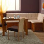 أريكة الزاوية في المطبخ