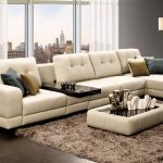 غرفة مريحة مع أريكة