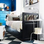 في شكل التراجع يتم استخدام الأريكة كسرير مفرد