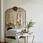 المرايا في الغرفة