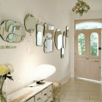 المرايا في الردهة