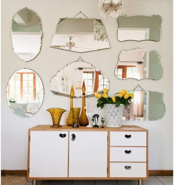 المرايا في الردهة