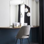 مرآة على الطاولة