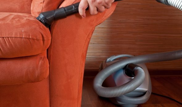 تنظيف الأثاث المنجد مع مكنسة كهربائية