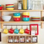 صنع الرفوف في المطبخ بأيديهم