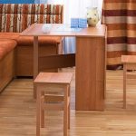 طاولة خشبية في المطبخ