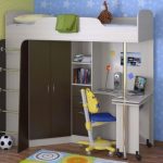 سرير الأطفال علوي