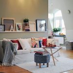 رف واحد طويل على أريكة بيضاء