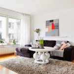 اللوحة على الرف بأسلوب الفن الحديث الحديث على الأريكة