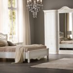 سرير كلاسيكي مصنوع من الخشب الصلب