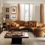 طاولة خشبية كلاسيكية