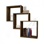 أرفف الكتب على الأريكة