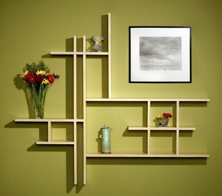 عند توصيل الشريط ، يمكنك بدء طلاء الرفوف بهذا اللون