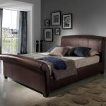 سرير جلد في غرفة النوم