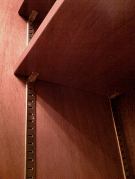 إرفاق أرفف خزانة