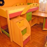 سرير الكسندر علوي مع خطوات مربعات