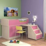 سرير بطابقين مع طاولة لفتاة