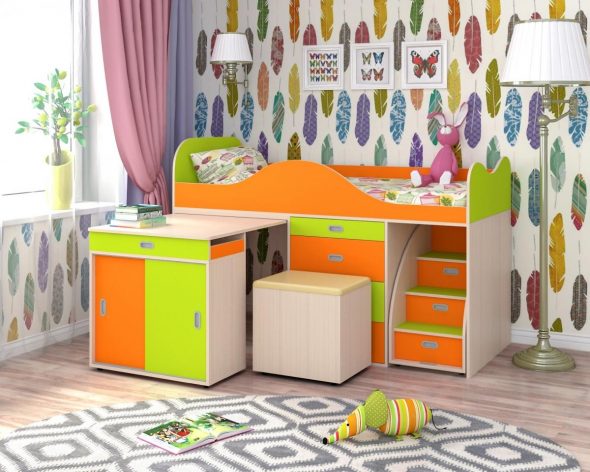 سرير علوي مع طاولة