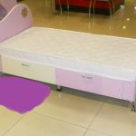 سرير للأطفال مع أدراج