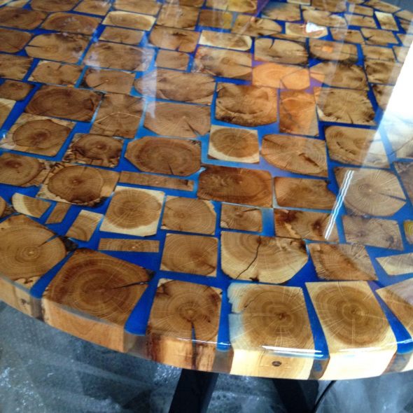 مائدة مستديرة متوهجة في الظلام