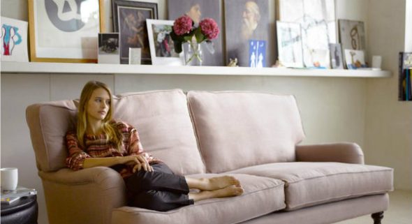 يمكنك تعليق رف ضيق فوق الأريكة.