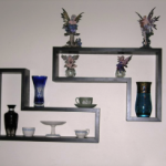 أرفف الحائط للجدار وراء الأريكة