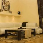 أرفف الحائط في الداخل (صورة)