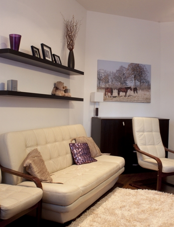 أرفف الحائط في الداخل