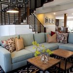 طاولات خشبية صغيرة