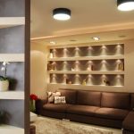 منافذ رفوف في الجدار فوق الأريكة