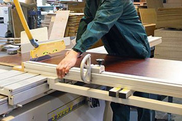 معدات لصناعة الأثاث