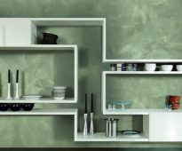 زخرفة الجدار على الأريكة