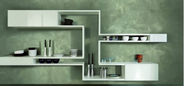 زخرفة الجدار على الأريكة