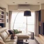 أرفف مفتوحة في غرفة المعيشة